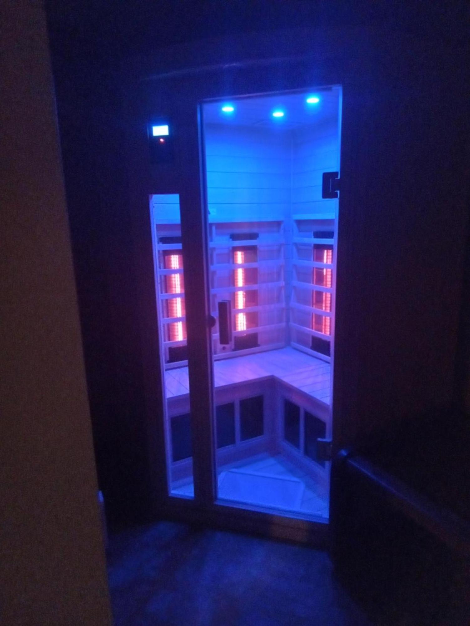 Super Suite With Sauna, Pool Table And Arcade Game Ленсинг Экстерьер фото